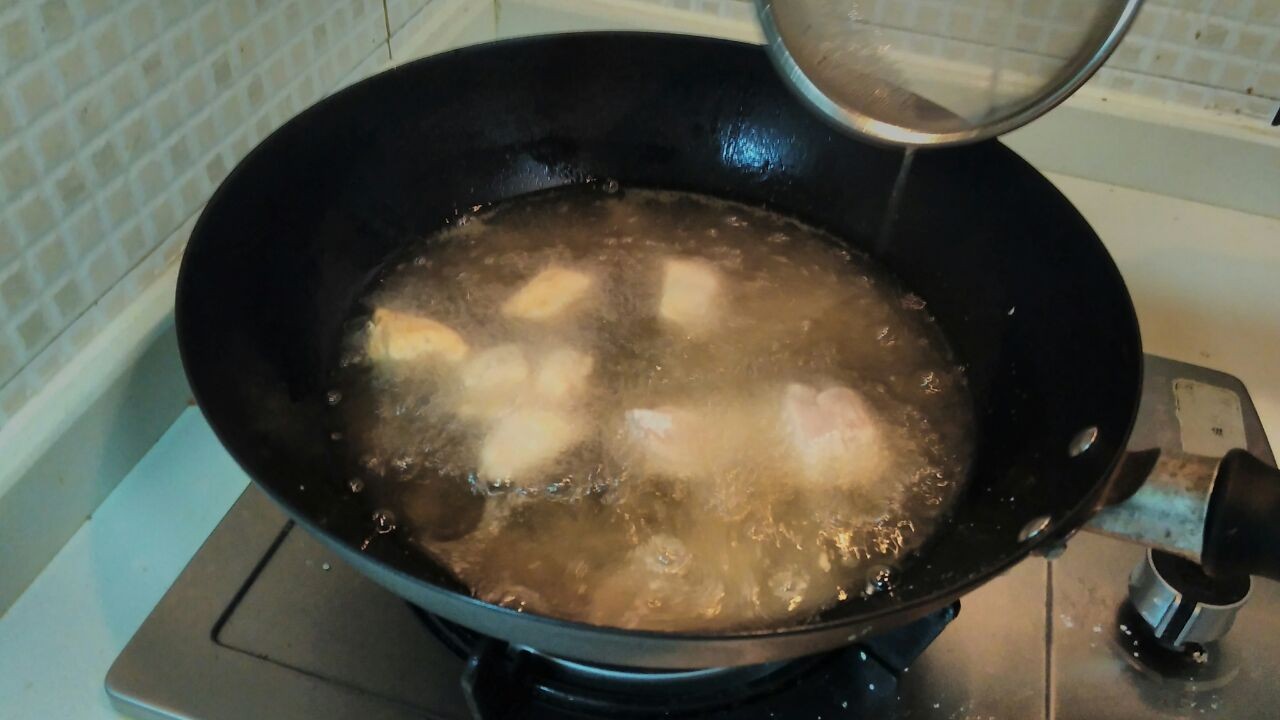 Deep fat frying with a Lotus Rock stir wok