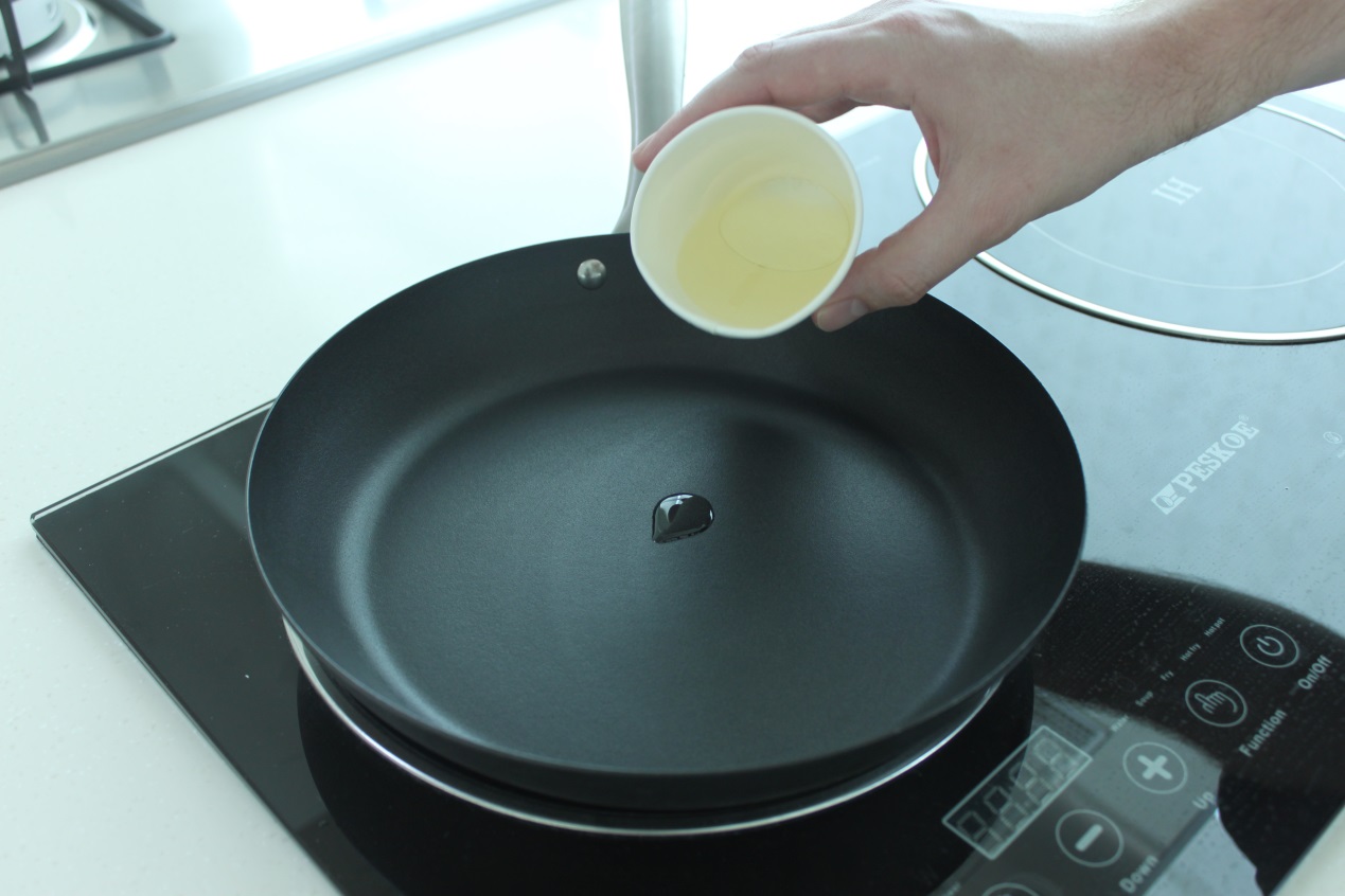 Adding oil to a Lotus Rock frying pan