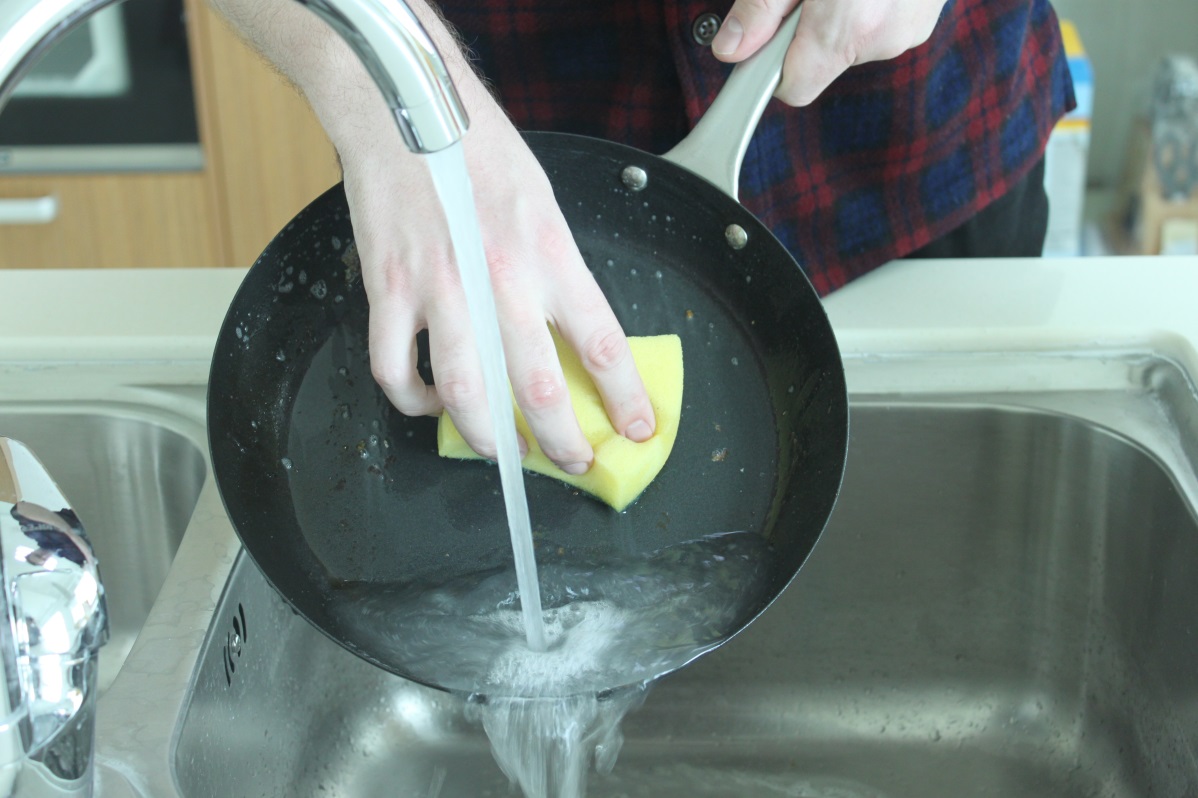 Washing a Lotus Rock frying pan